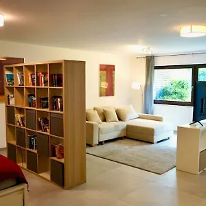 Helle Kellerwohnung Im Gruenen Mit Sauna Apartment Köln